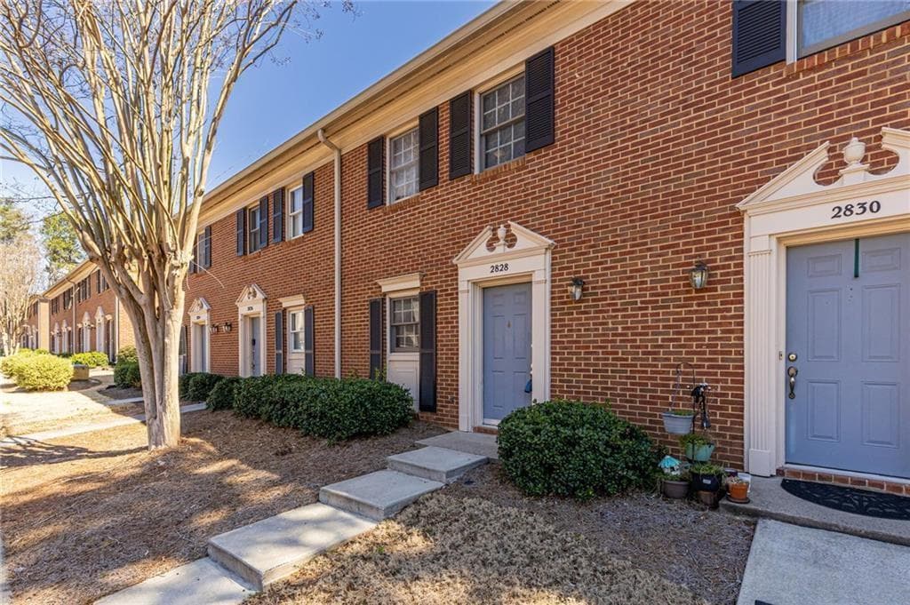 2 bedroom, 3 bathroom, 1,260 sq ft townhouse for sale at 2828 Webb Bridge Road, Alpharetta, GA 30009 — photo 3