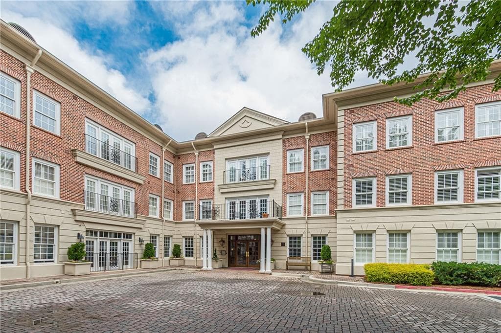 1 bedroom, 2 bathroom, 1,025 sq ft condominium for sale at 5415 Northland Drive 307, Atlanta, GA 30342 — photo 1 of 34