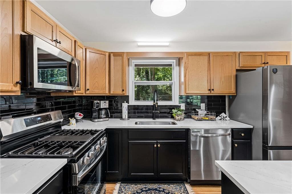 4 bedroom, 2 bathroom, 1,824 sq ft single family residence under contract at 158 Longview Road, Stockbridge, GA 30281 — photo 3