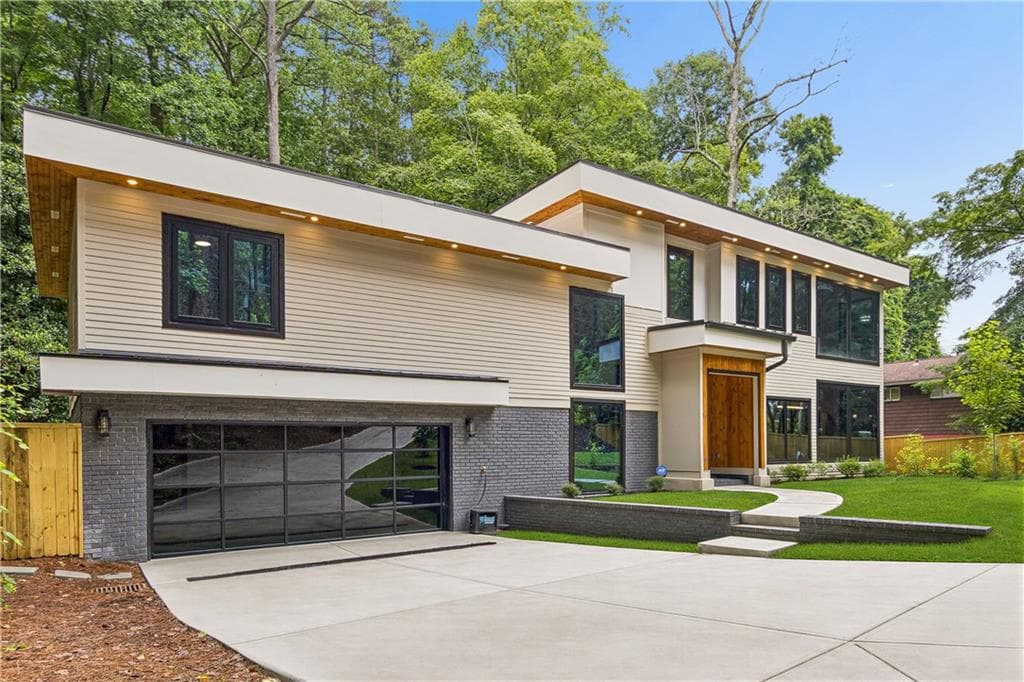 5 bedroom, 4 bathroom, 3,650 sq ft single family residence for sale at 3626 N Stratford Road, Atlanta, GA 30342 — photo 2