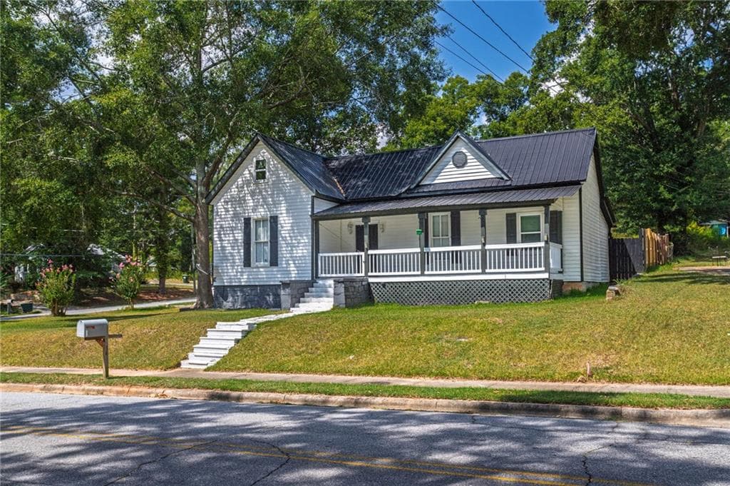 3 bedroom, 2 bathroom, 1,289 sq ft single family residence under contract at 234 S Thomas Street, Elberton, GA 30635 — photo 3
