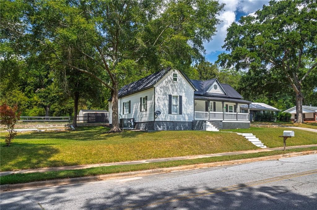 3 bedroom, 2 bathroom, 1,289 sq ft single family residence under contract at 234 S Thomas Street, Elberton, GA 30635 — photo 4