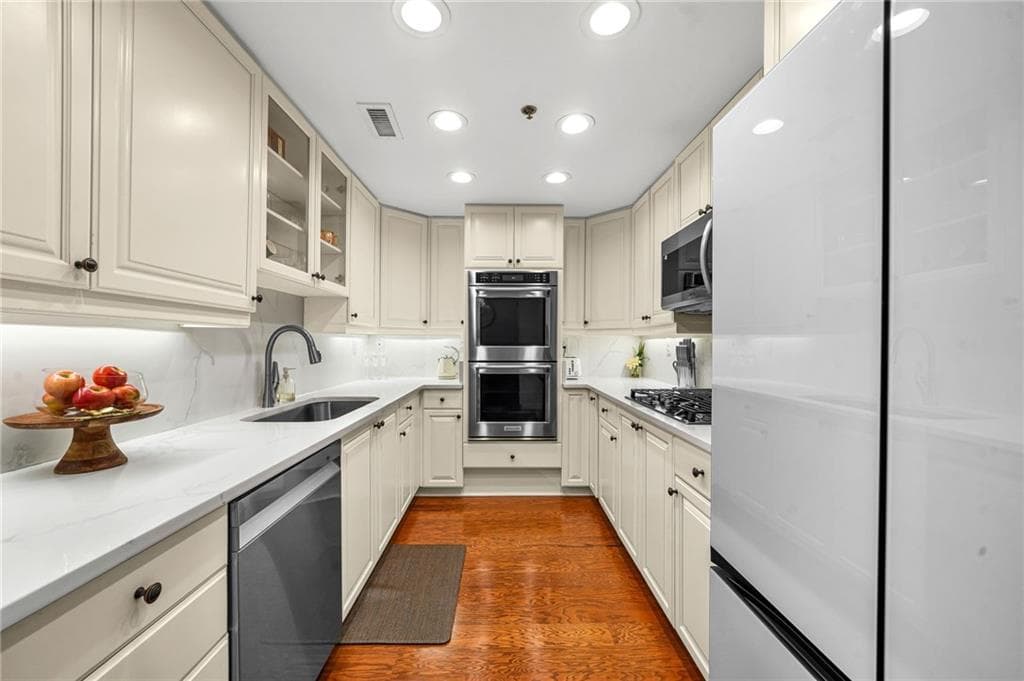 3 bedroom, 3 bathroom, 2,200 sq ft condominium for sale at 3636 Habersham Road 2404, Atlanta, GA 30305 — photo 10