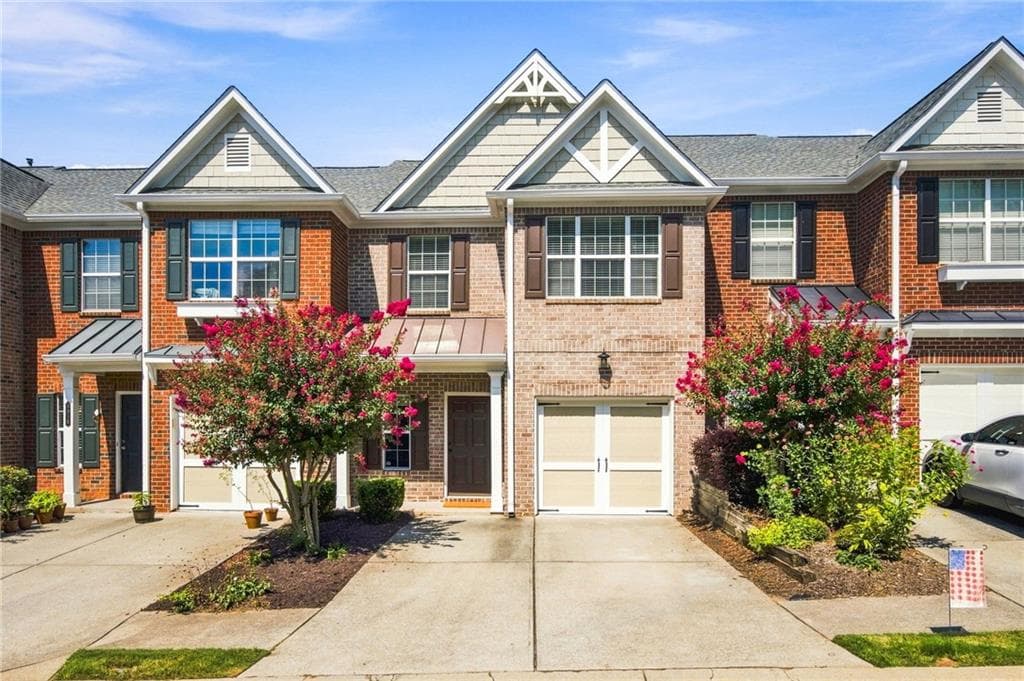 3 bedroom, 3 bathroom, 1,639 sq ft townhouse for sale at 9820 Alger Trace, Johns Creek, GA 30022 — photo 2