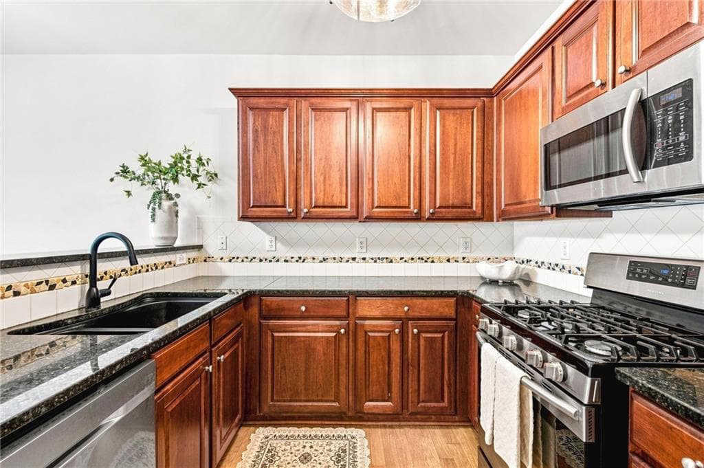 3 bedroom, 3 bathroom, 1,639 sq ft townhouse for sale at 9820 Alger Trace, Johns Creek, GA 30022 — photo 10