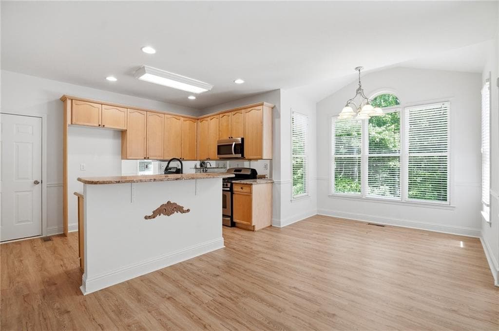 4 bedroom, 3 bathroom, 2,648 sq ft single family residence for sale at 4025 Eyrie Farms Lane, Cumming, GA 30041 — photo 9