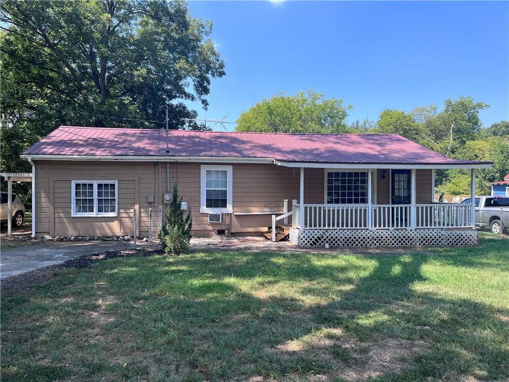 2 bedroom, 1 bathroom, 1,150 sq ft single family residence for sale at 207 N Main Street, Adairsville, GA 30103
