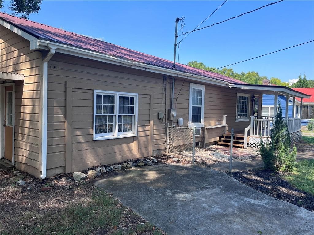 2 bedroom, 1 bathroom, 1,150 sq ft single family residence for sale at 207 N Main Street, Adairsville, GA 30103 — photo 5