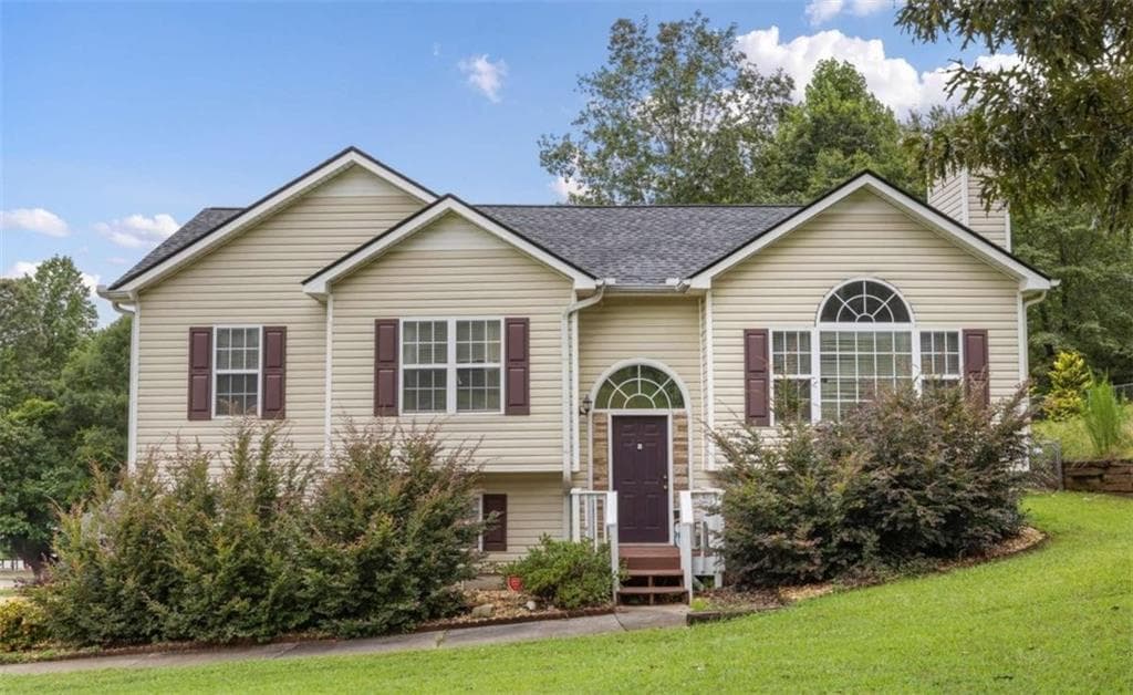 3 bedroom, 2 bathroom, 1,350 sq ft single family residence for sale at 227 Diamond Court, Carrollton, GA 30116 — photo 1 of 13