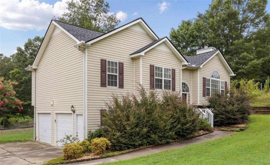 3 bedroom, 2 bathroom, 1,350 sq ft single family residence for sale at 227 Diamond Court, Carrollton, GA 30116 — photo 2
