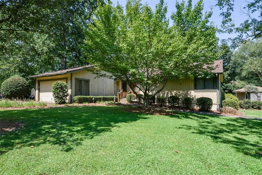 3 bedroom, 2 bathroom, 1,455 sq ft single family residence for sale at 6906 Springwood Drive, Douglasville, GA 30135 — photo 2