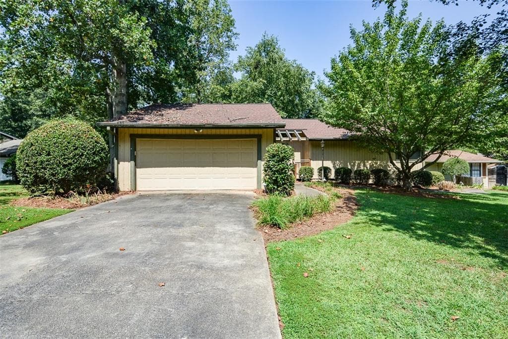 3 bedroom, 2 bathroom, 1,455 sq ft single family residence for sale at 6906 Springwood Drive, Douglasville, GA 30135 — photo 3