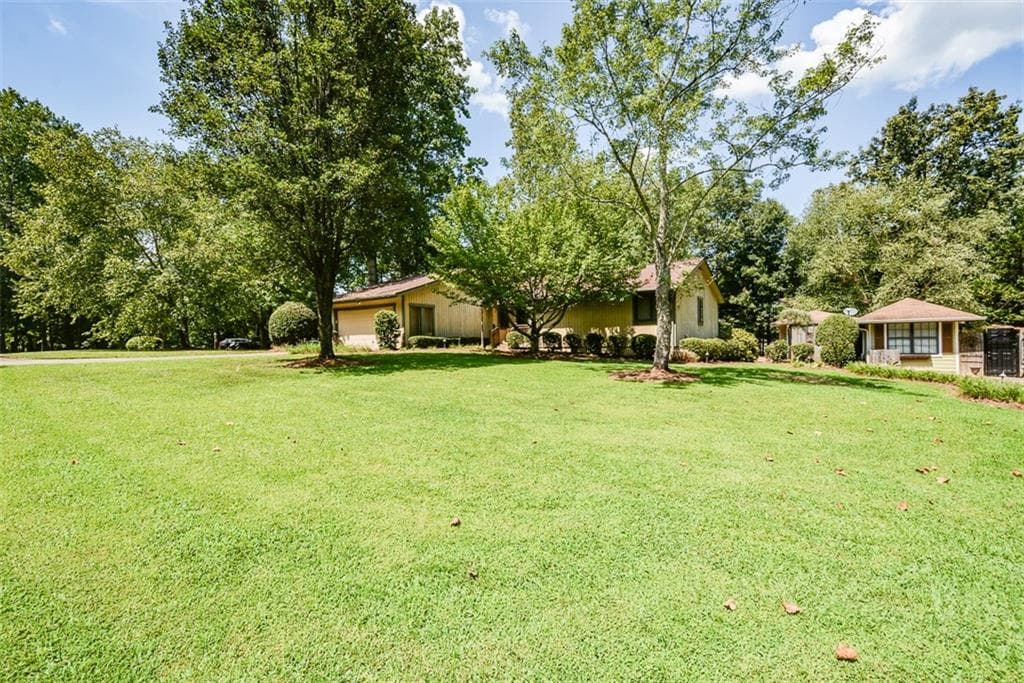 3 bedroom, 2 bathroom, 1,455 sq ft single family residence for sale at 6906 Springwood Drive, Douglasville, GA 30135 — photo 4