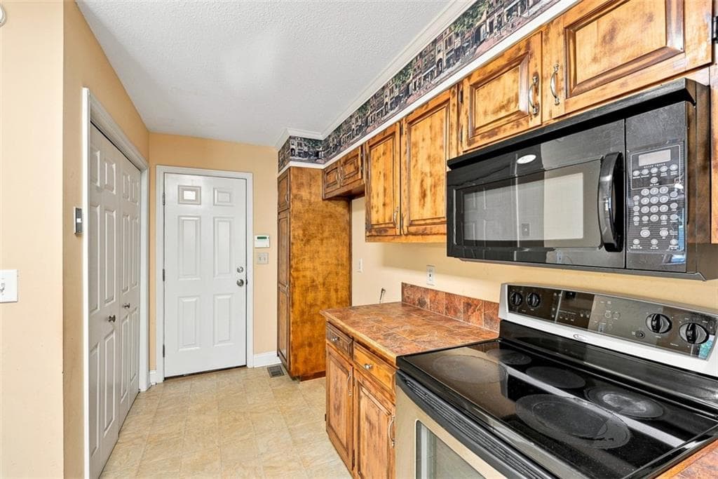 3 bedroom, 2 bathroom, 1,455 sq ft single family residence for sale at 6906 Springwood Drive, Douglasville, GA 30135 — photo 10