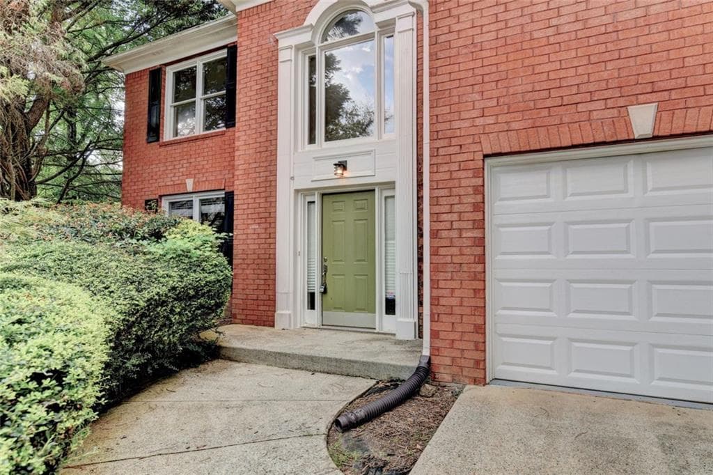 3 bedroom, 3 bathroom, 2,424 sq ft single family residence under contract at 873 Red Rock Court, Suwanee, GA 30024 — photo 5