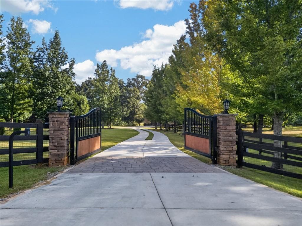 5 bedroom, 5 bathroom, 7,286 sq ft single family residence for sale at 456 E Valley Road, Rydal, GA 30171 — photo 2
