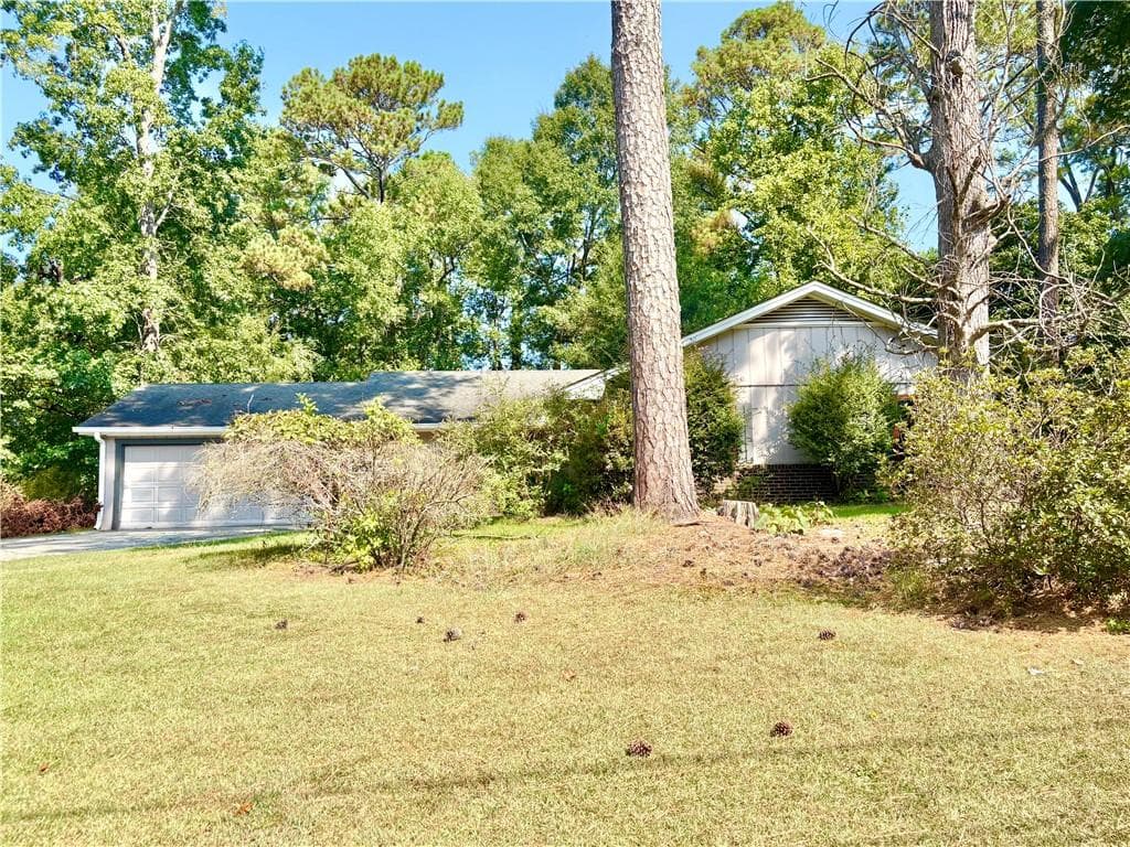 3 bedroom, 2 bathroom, 1,915 sq ft single family residence under contract at 1398 Fairfield Drive, Lilburn, GA 30047 — photo 3