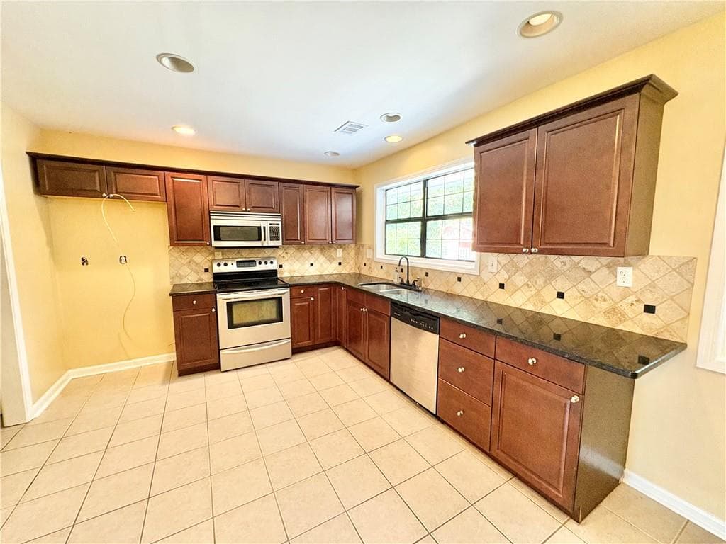 3 bedroom, 2 bathroom, 1,915 sq ft single family residence under contract at 1398 Fairfield Drive, Lilburn, GA 30047 — photo 5