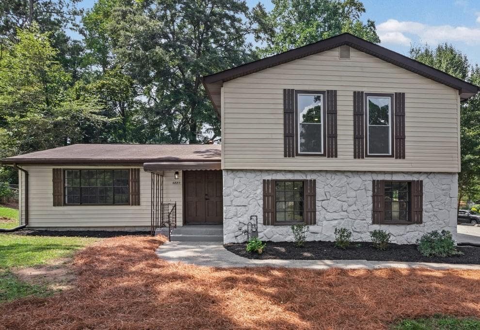 3 bedroom, 3 bathroom, 2,325 sq ft single family residence for sale at 6883 Creekmoor Lane, Riverdale, GA 30296 — photo 5