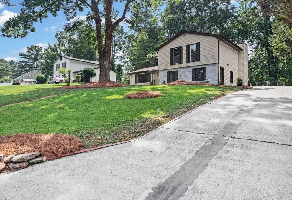 3 bedroom, 3 bathroom, 2,325 sq ft single family residence for sale at 6883 Creekmoor Lane, Riverdale, GA 30296