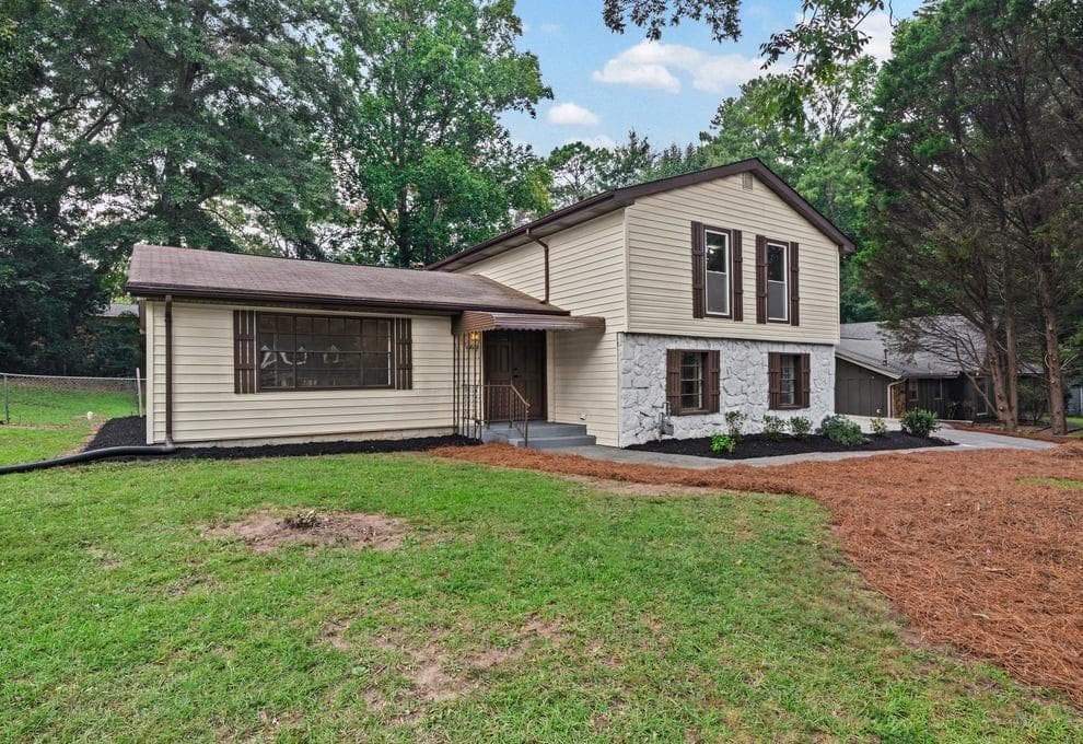 3 bedroom, 3 bathroom, 2,325 sq ft single family residence for sale at 6883 Creekmoor Lane, Riverdale, GA 30296 — photo 2