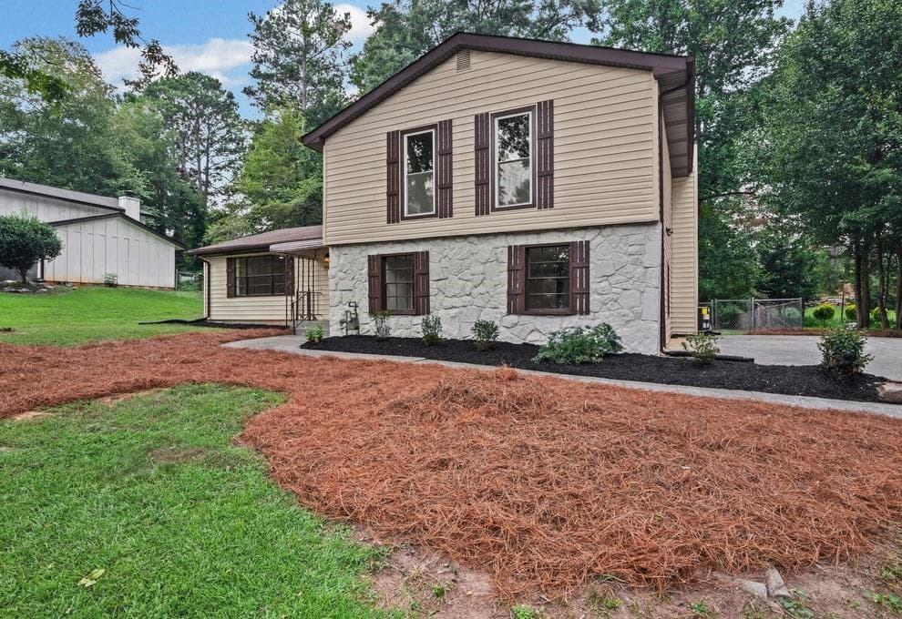 3 bedroom, 3 bathroom, 2,325 sq ft single family residence for sale at 6883 Creekmoor Lane, Riverdale, GA 30296 — photo 4