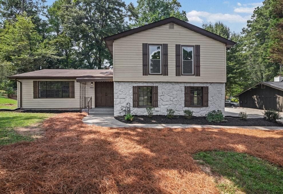 3 bedroom, 3 bathroom, 2,325 sq ft single family residence for sale at 6883 Creekmoor Lane, Riverdale, GA 30296 — photo 3