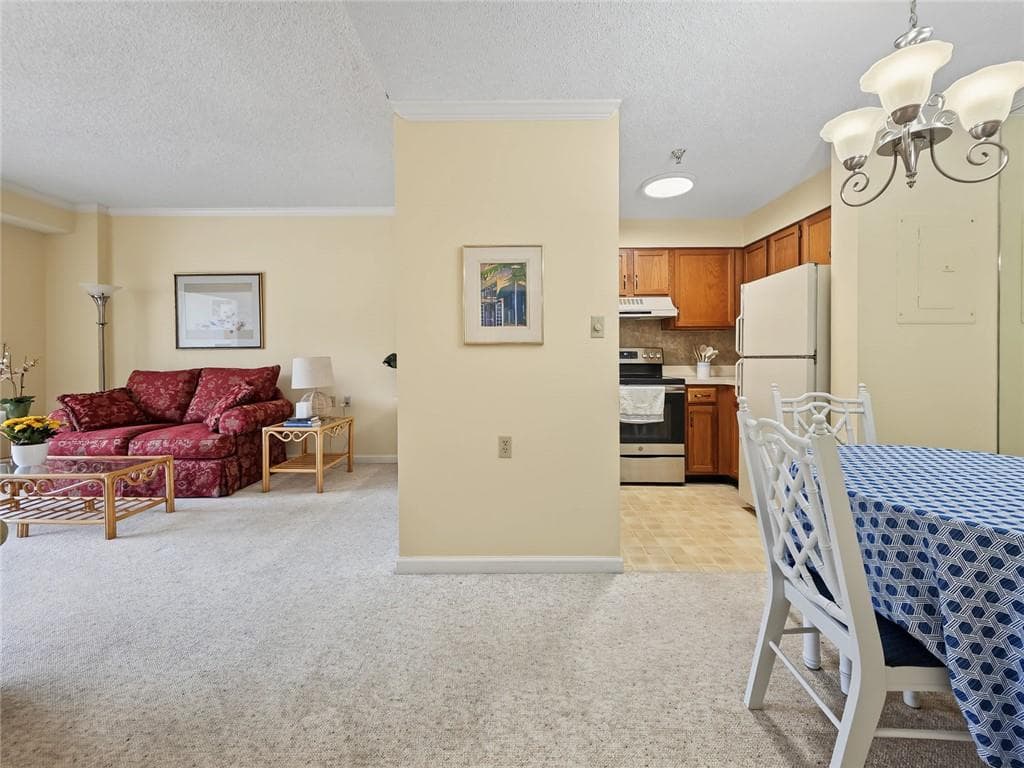 1 bedroom, 1 bathroom, 800 sq ft condominium for sale at 1800 Clairmont Lk A725, Decatur, GA 30033 — photo 4