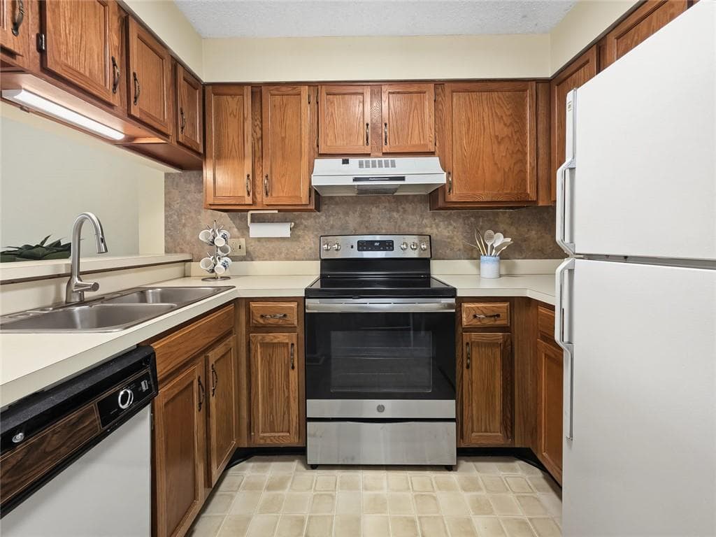 1 bedroom, 1 bathroom, 800 sq ft condominium for sale at 1800 Clairmont Lk A725, Decatur, GA 30033 — photo 5