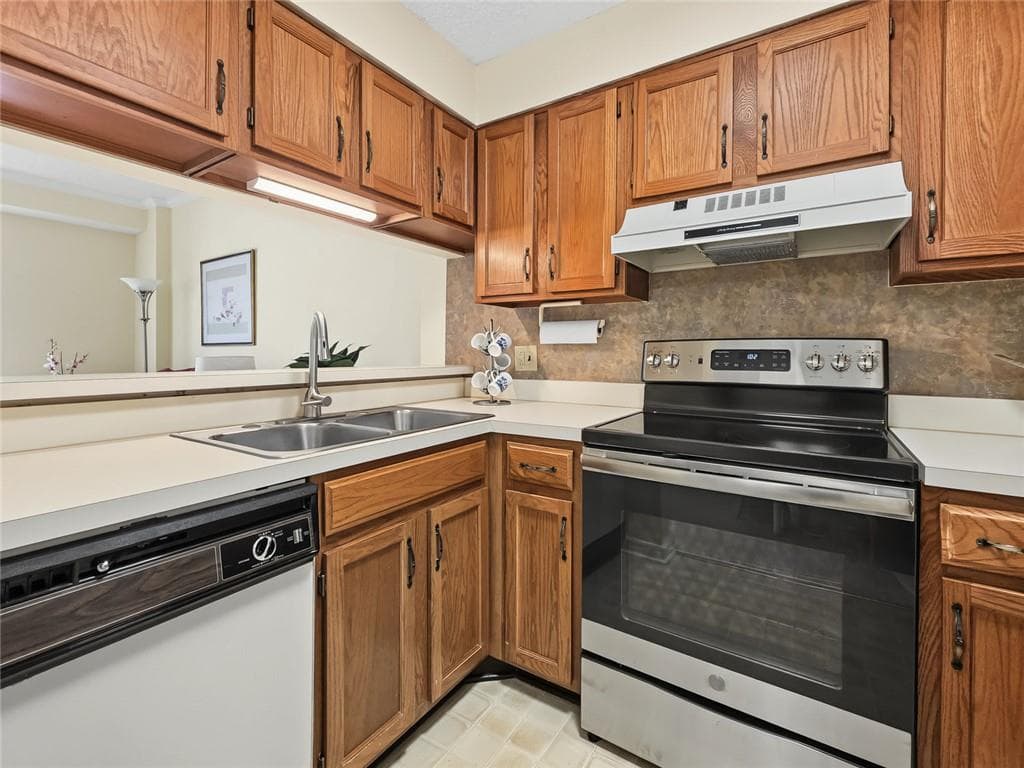 1 bedroom, 1 bathroom, 800 sq ft condominium for sale at 1800 Clairmont Lk A725, Decatur, GA 30033 — photo 6