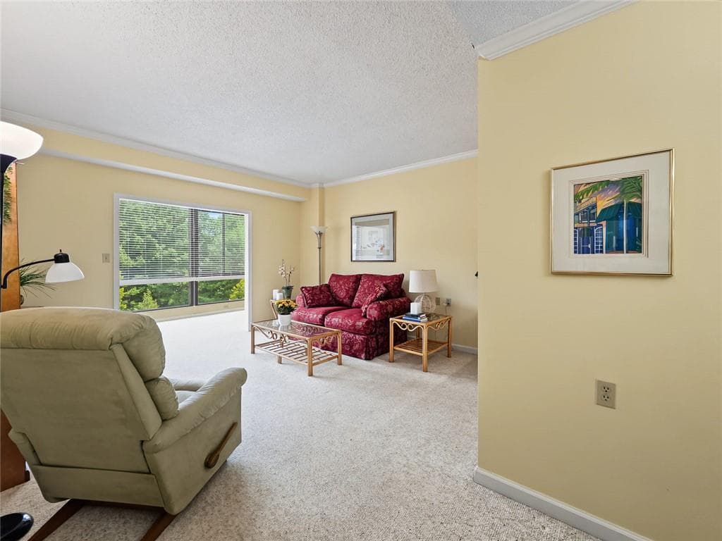 1 bedroom, 1 bathroom, 800 sq ft condominium for sale at 1800 Clairmont Lk A725, Decatur, GA 30033 — photo 9
