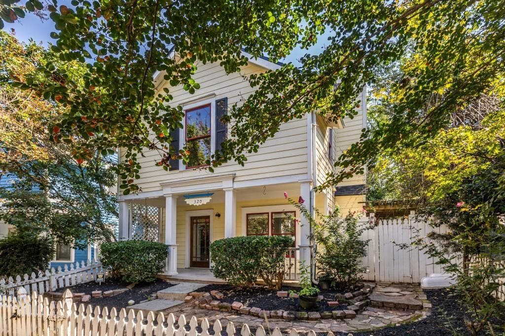 2 bedroom, 2 bathroom, 1,134 sq ft single family residence for sale at 320 Glenwood Avenue, Atlanta, GA 30312