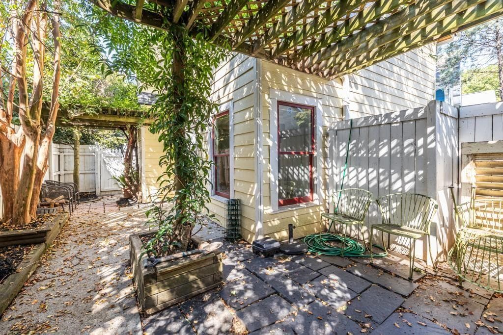 2 bedroom, 2 bathroom, 1,134 sq ft single family residence for sale at 320 Glenwood Avenue, Atlanta, GA 30312 — photo 5