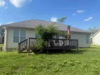 3 bedroom, 2 bathroom, 1,420 sq ft single family residence under contract at 1504 Rockview Circle, Weaver, AL 36277 — photo 2