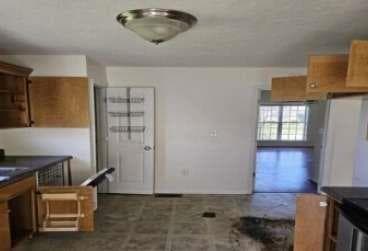 3 bedroom, 2 bathroom, 1,420 sq ft single family residence under contract at 1504 Rockview Circle, Weaver, AL 36277 — photo 6
