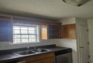 3 bedroom, 2 bathroom, 1,420 sq ft single family residence under contract at 1504 Rockview Circle, Weaver, AL 36277 — photo 8