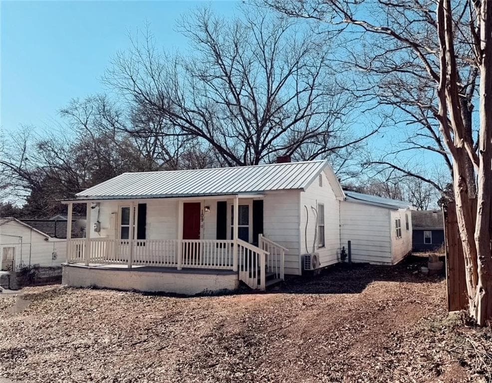 3 bedroom, 2 bathroom, 1,496 sq ft single family residence for rent at 109 South Street, Dallas, GA 30132 for $1,450 a month