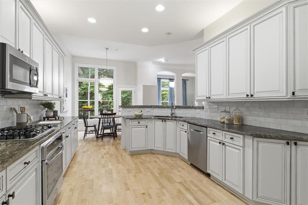3 bedroom, 4 bathroom, 3,378 sq ft townhouse for sale at 1425 Montclair Court 13, Smyrna, GA 30080 — photo 2