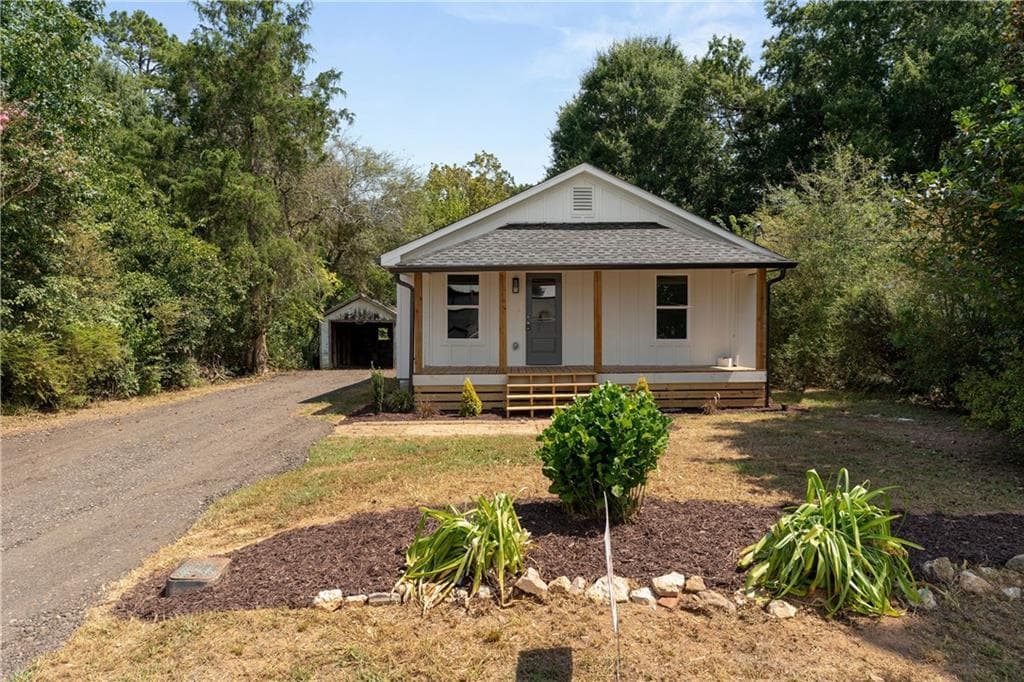 3 bedroom, 2 bathroom, 818 sq ft single family residence for sale at 130 N Cass Street, Adairsville, GA 30103 — photo 2