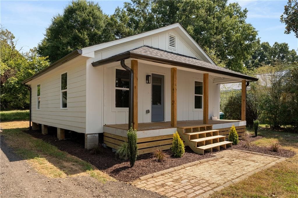 3 bedroom, 2 bathroom, 818 sq ft single family residence for sale at 130 N Cass Street, Adairsville, GA 30103 — photo 3