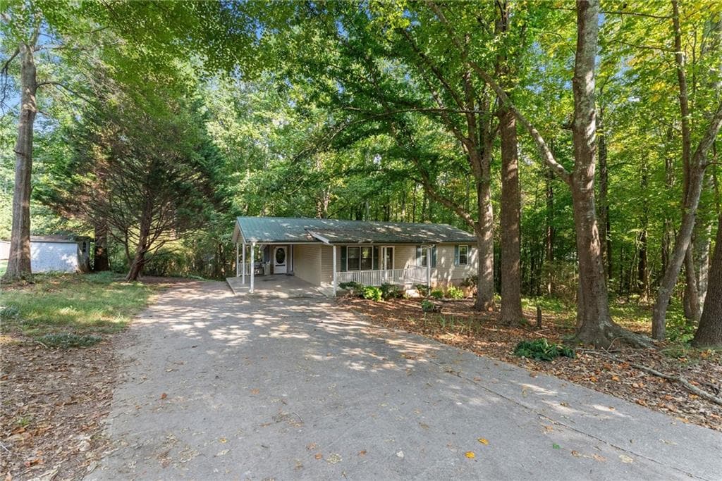 4 bedroom, 2 bathroom, 1,407 sq ft single family residence for sale at 3489 Bell Road, Gainesville, GA 30507 — photo 4
