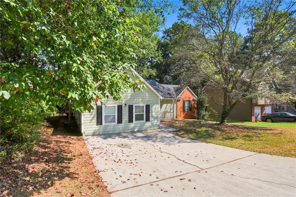 4 bedroom, 2 bathroom, 1,376 sq ft single family residence for sale at 1586 Elizabeth Lane, Hampton, GA 30228 — photo 2