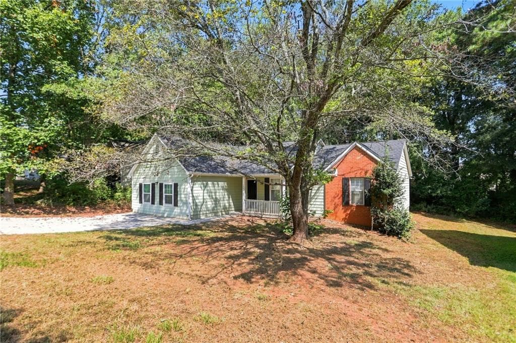 4 bedroom, 2 bathroom, 1,376 sq ft single family residence for sale at 1586 Elizabeth Lane, Hampton, GA 30228 — photo 3