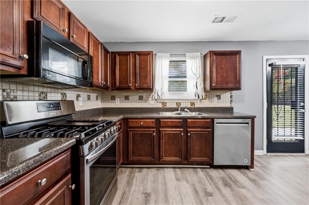 4 bedroom, 3 bathroom, 2,400 sq ft single family residence for sale at 3672 Rosebud Park Drive, Snellville, GA 30039 — photo 8