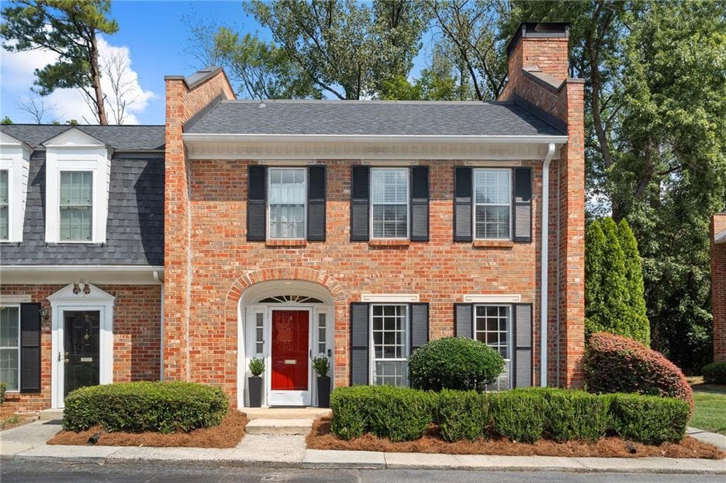 3 bedroom, 3 bathroom, 1,560 sq ft townhouse for sale at 8 Kings Tavern Place, Atlanta, GA 30318 — photo 1 of 40