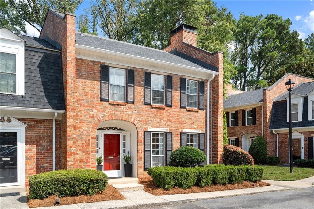 3 bedroom, 3 bathroom, 1,560 sq ft townhouse for sale at 8 Kings Tavern Place, Atlanta, GA 30318 — photo 2