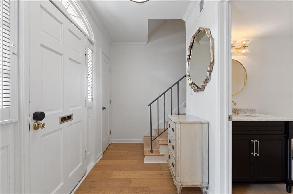 3 bedroom, 3 bathroom, 1,560 sq ft townhouse for sale at 8 Kings Tavern Place, Atlanta, GA 30318 — photo 3