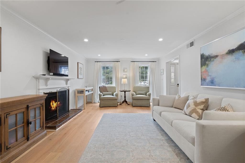 3 bedroom, 3 bathroom, 1,560 sq ft townhouse for sale at 8 Kings Tavern Place, Atlanta, GA 30318 — photo 4