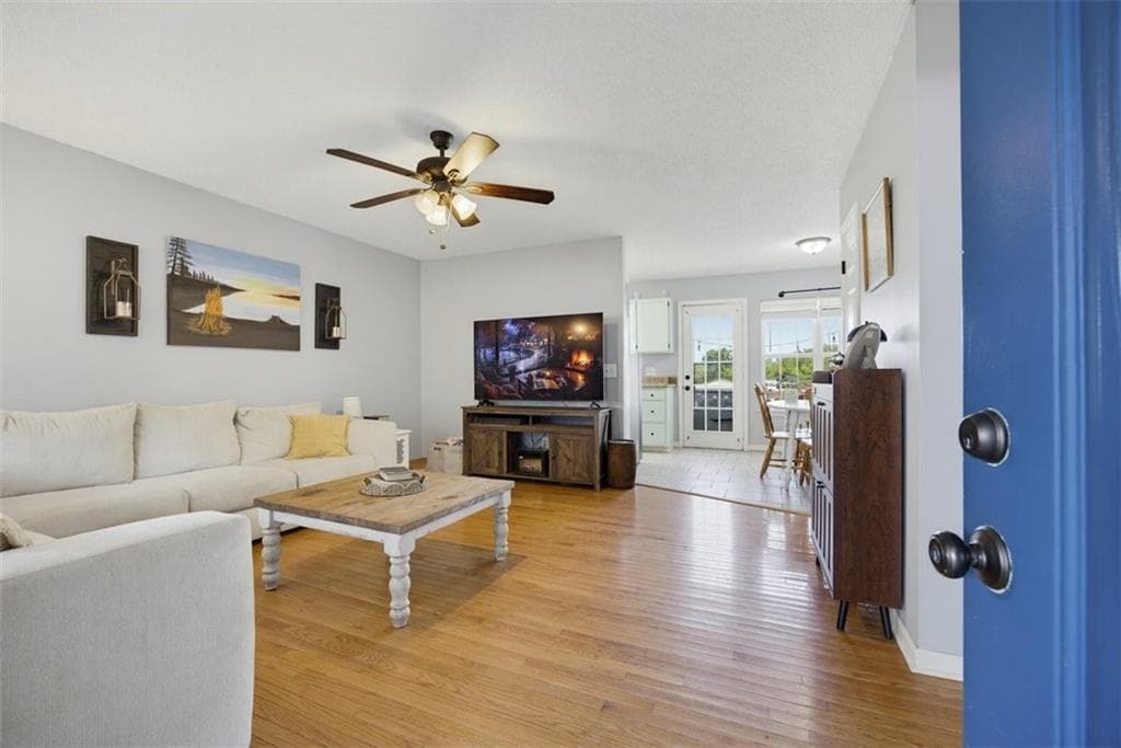 3 bedroom, 2 bathroom, 1,296 sq ft single family residence for sale at 120 Fieldcrest Drive, Calhoun, GA 30701 — photo 3