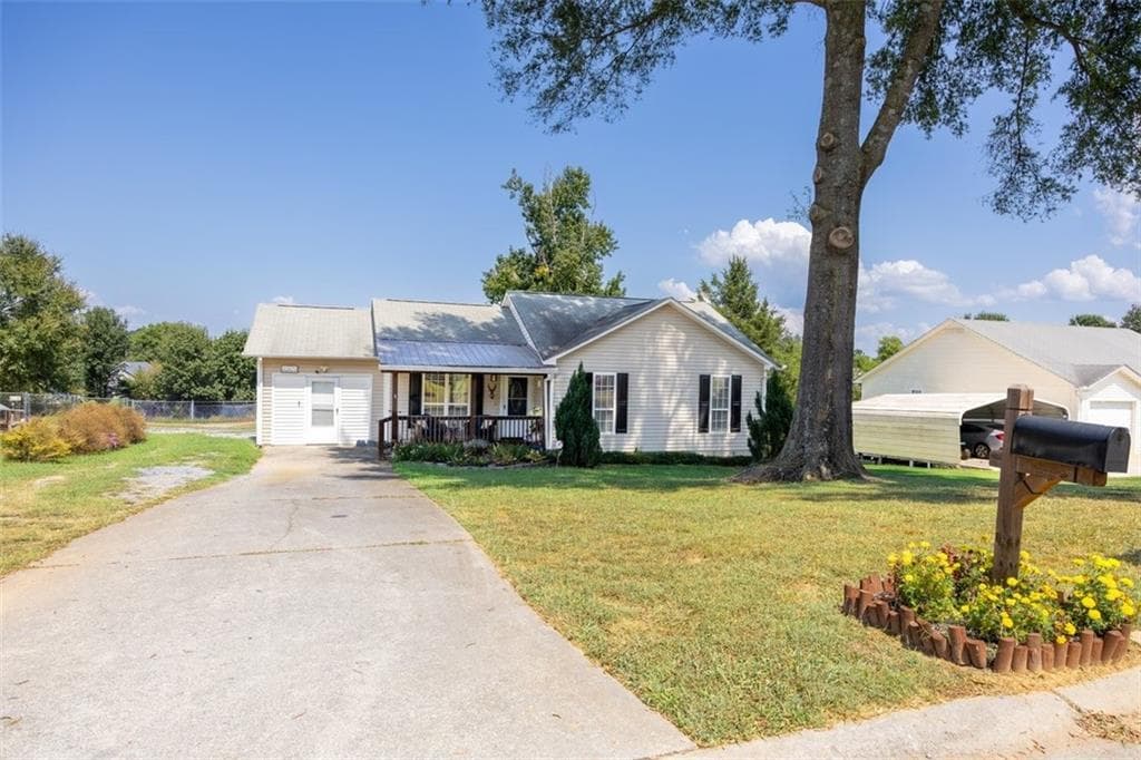 3 bedroom, 2 bathroom, 1,296 sq ft single family residence for sale at 120 Fieldcrest Drive, Calhoun, GA 30701 — photo 2